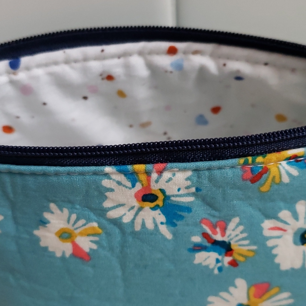 🧵🌼 Handmade Retro Style Floral Pouch - Picture 2 of 8